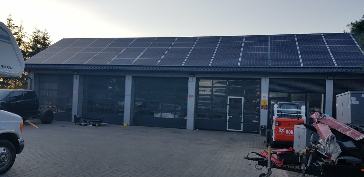 Instalacja fotowoltaiczna na dachu hali z bramami garażowymi