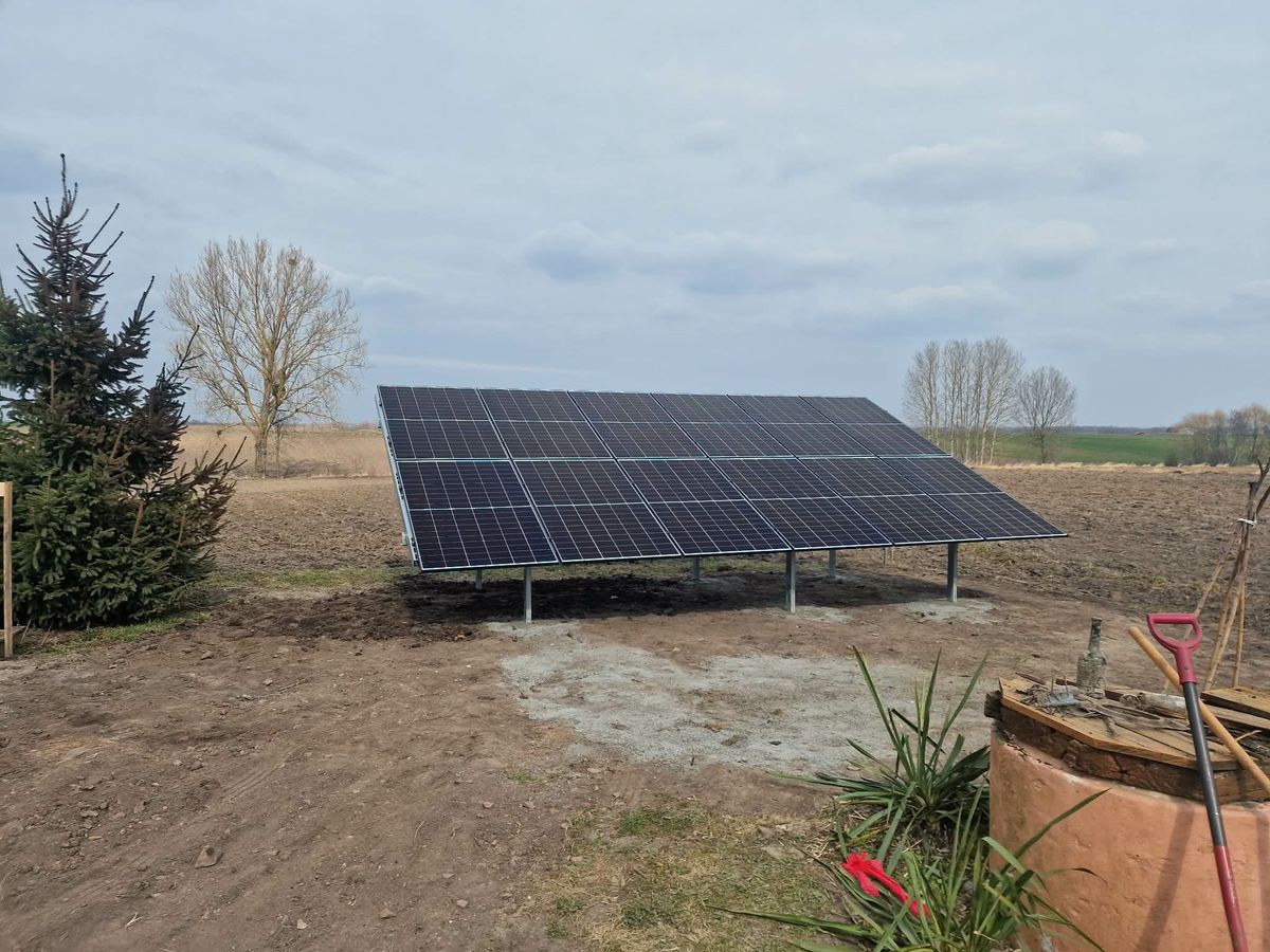 Naziemna instalacja fotowoltaiczna na skraju pola uprawnego