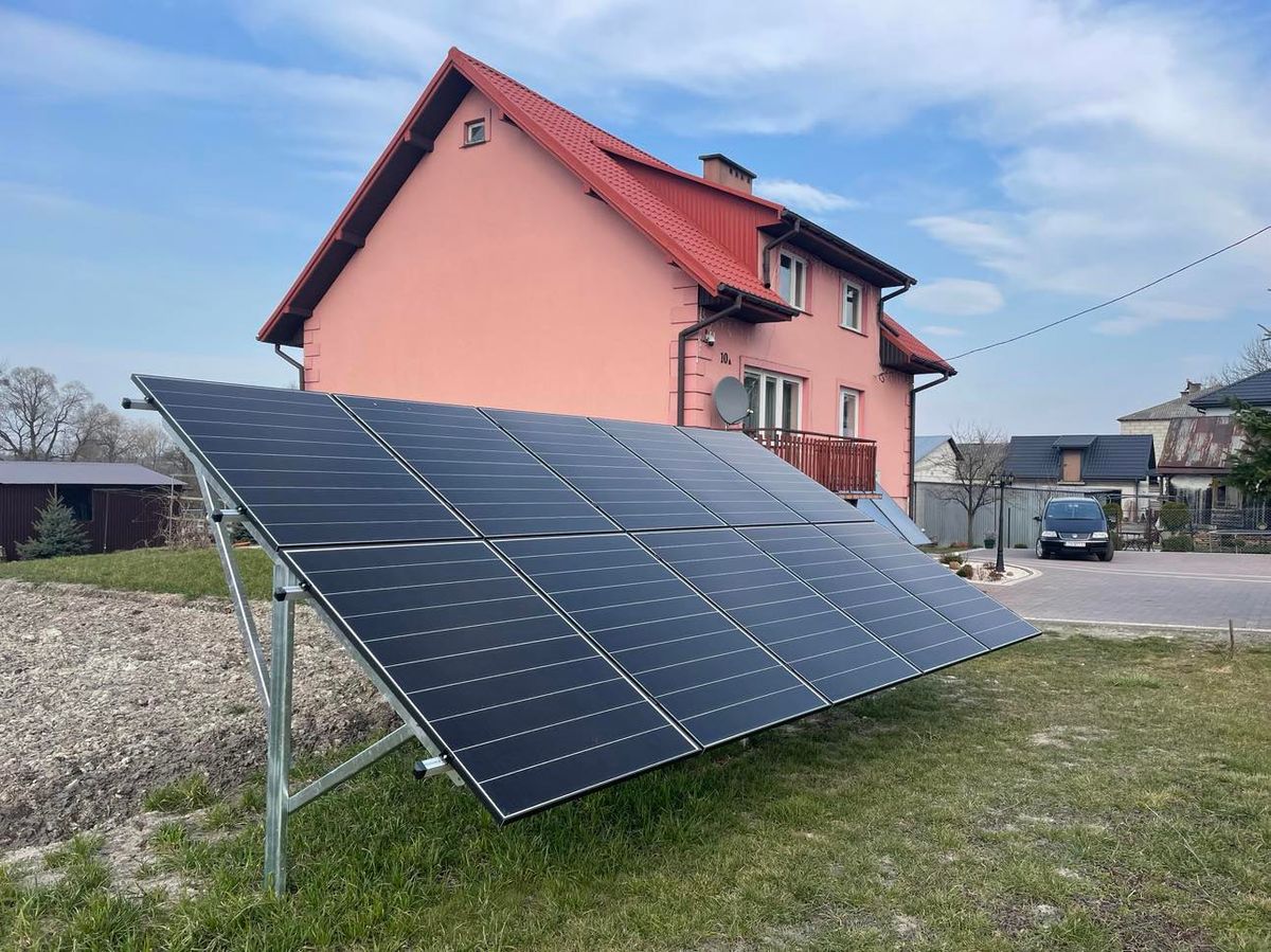 Naziemna instalacja fotowoltaiczna przy domu jednorodzinnym